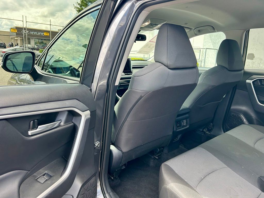 2024 Toyota RAV4 XLE - Photo 11