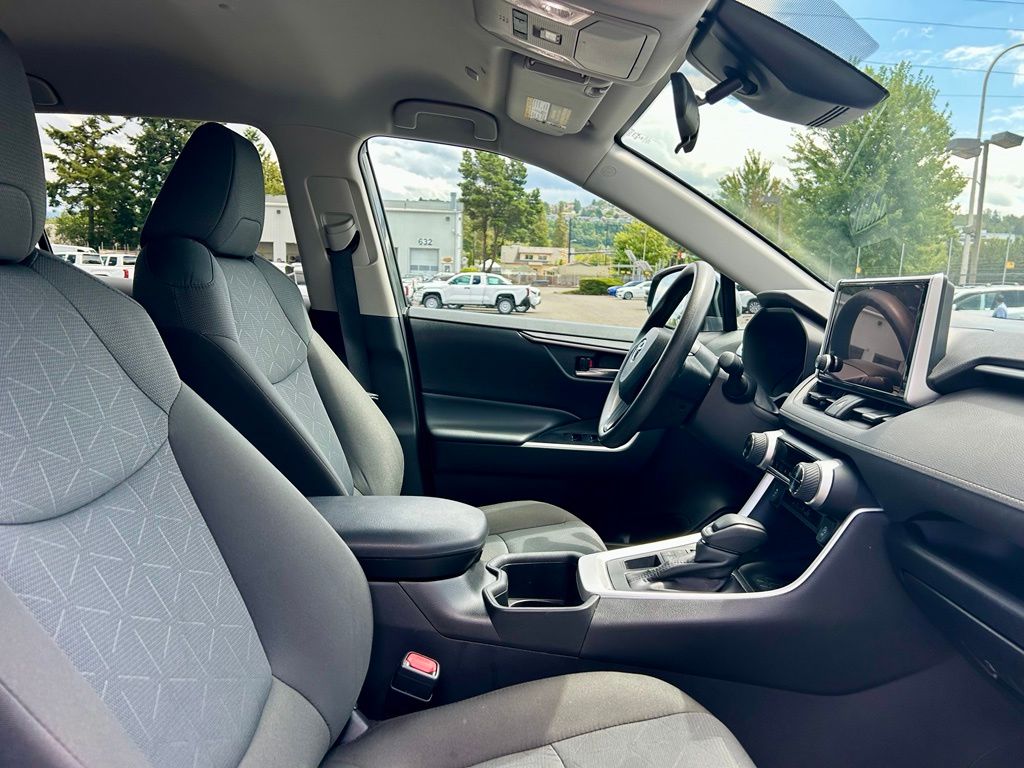 2024 Toyota RAV4 XLE - Photo 16
