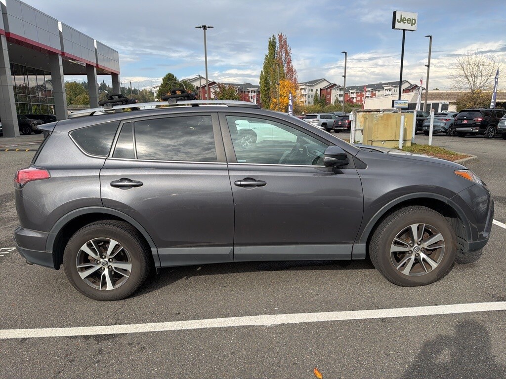 2017 Toyota RAV4 XLE photo 2