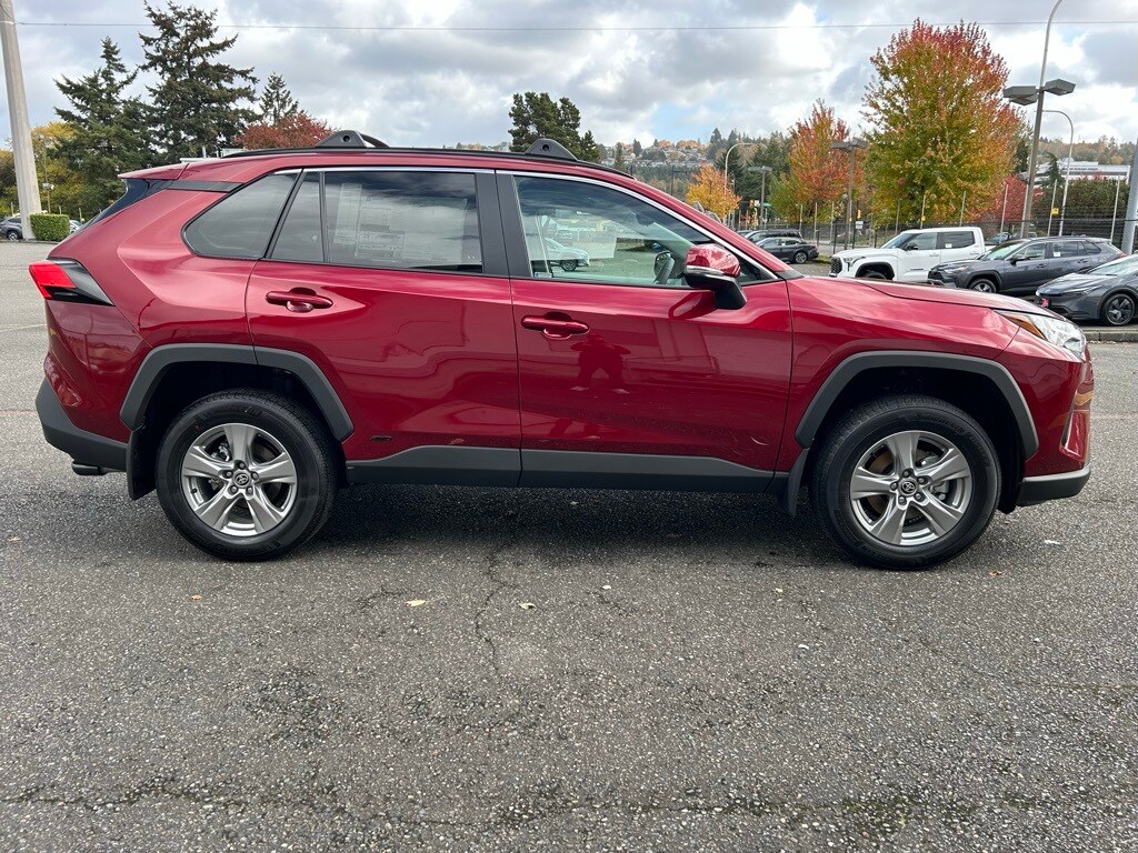 2025 Toyota RAV4 Hybrid XLE photo 4