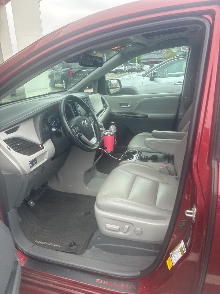 2020 Toyota Sienna XLE photo 4