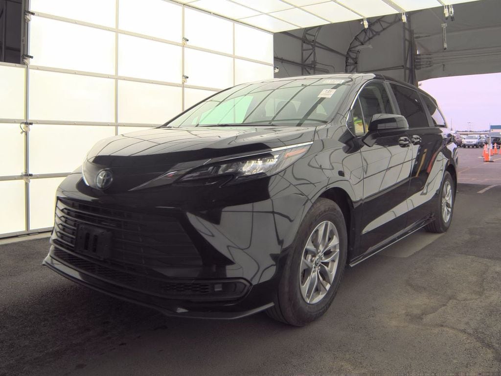 Used 2024 Toyota Sienna LE Minivan/Van