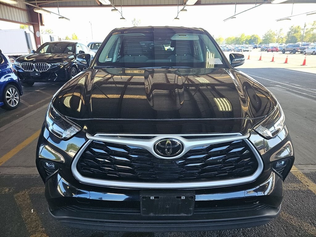 2024 Toyota Highlander LE photo 2