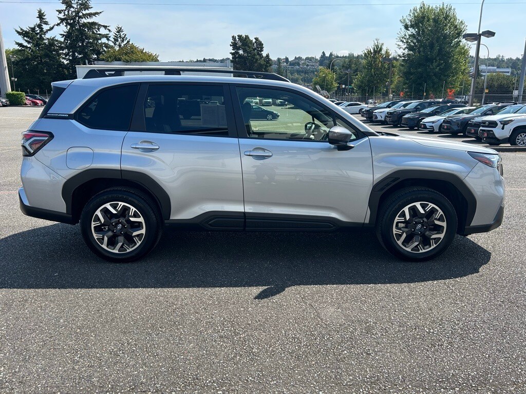 2025 Subaru Forester Premium photo 4