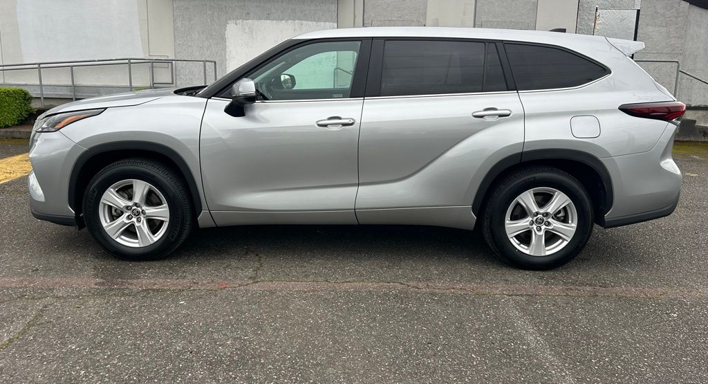 2025 Toyota Highlander LE - Photo 8