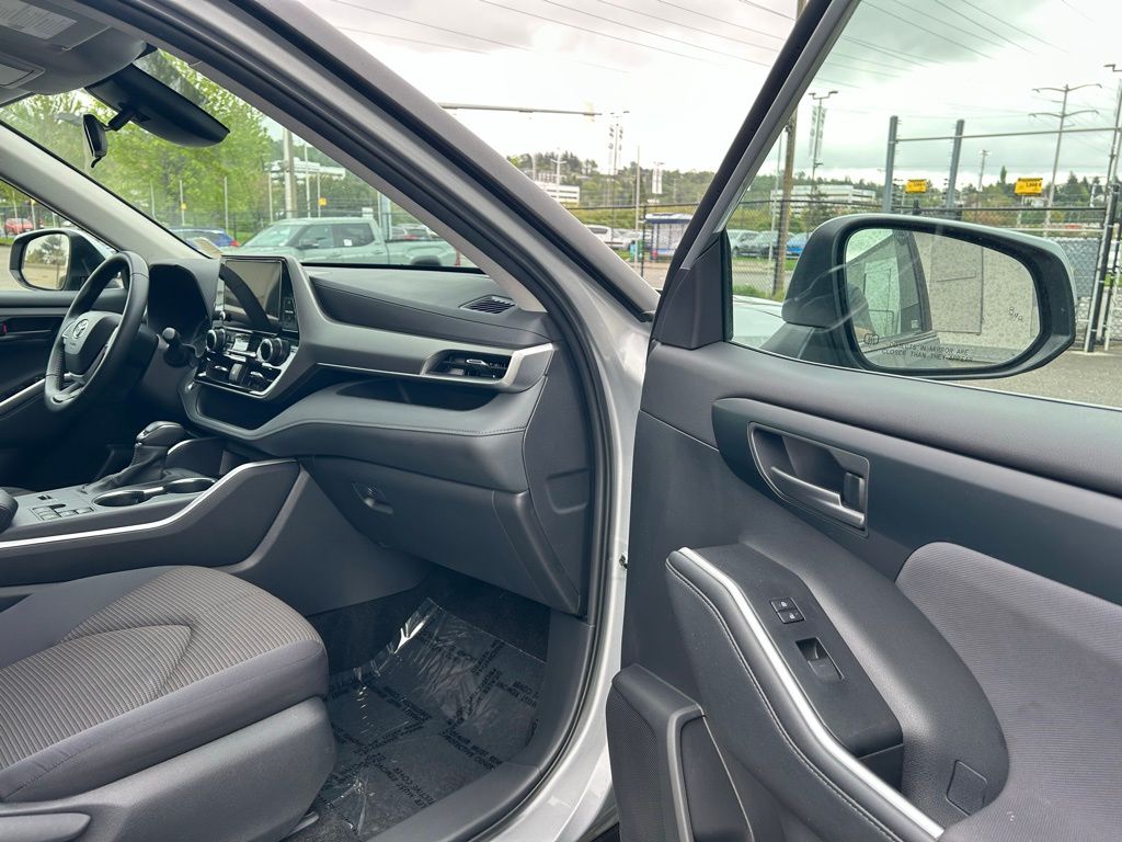 2025 Toyota Highlander LE - Photo 17