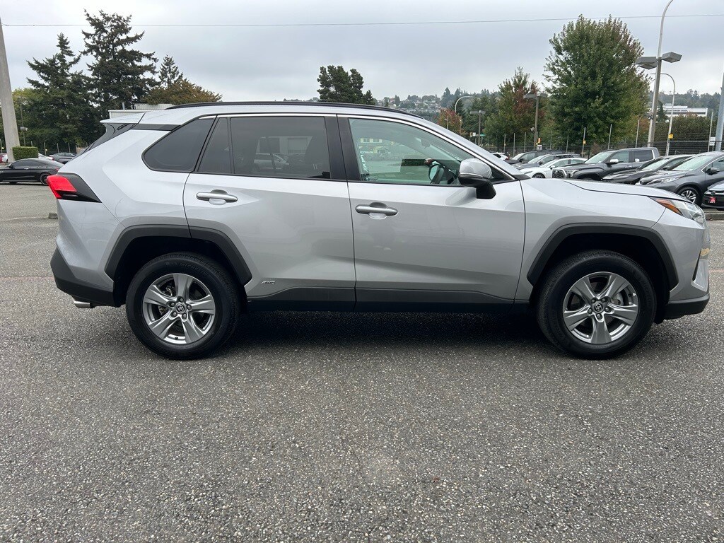 2022 Toyota RAV4 Hybrid XLE photo 4