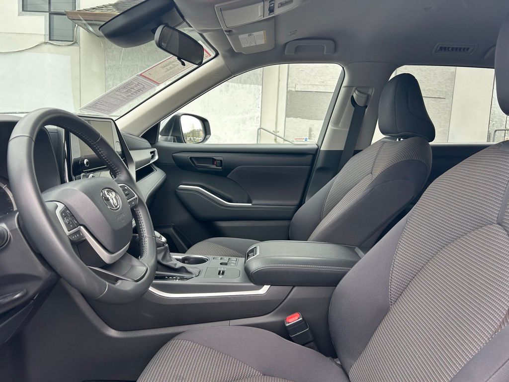 2025 Toyota Highlander LE - Photo 10