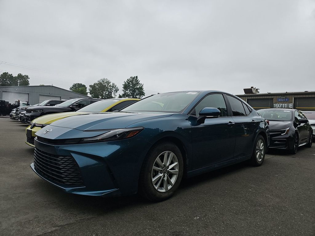 2025 Toyota Camry LE Hybrid's photo