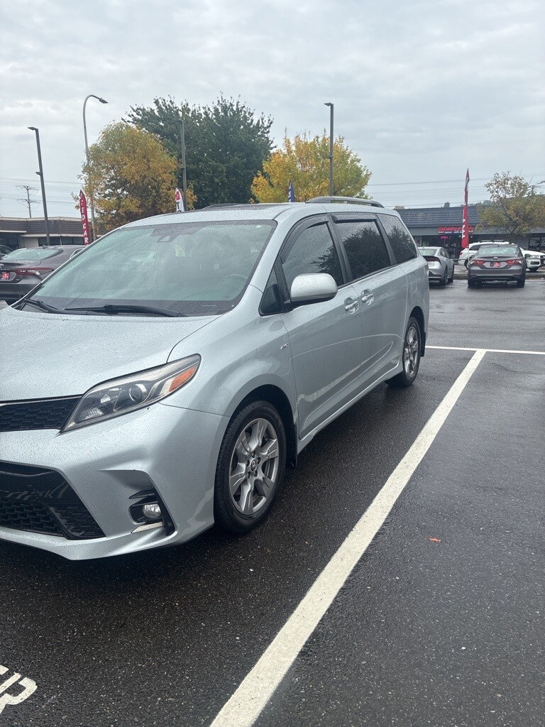 2019 Toyota Sienna SE photo 3