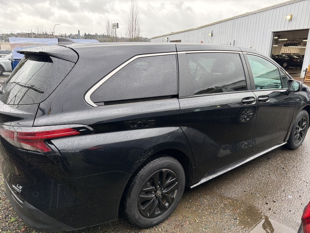 2022 Toyota Sienna LE's photo
