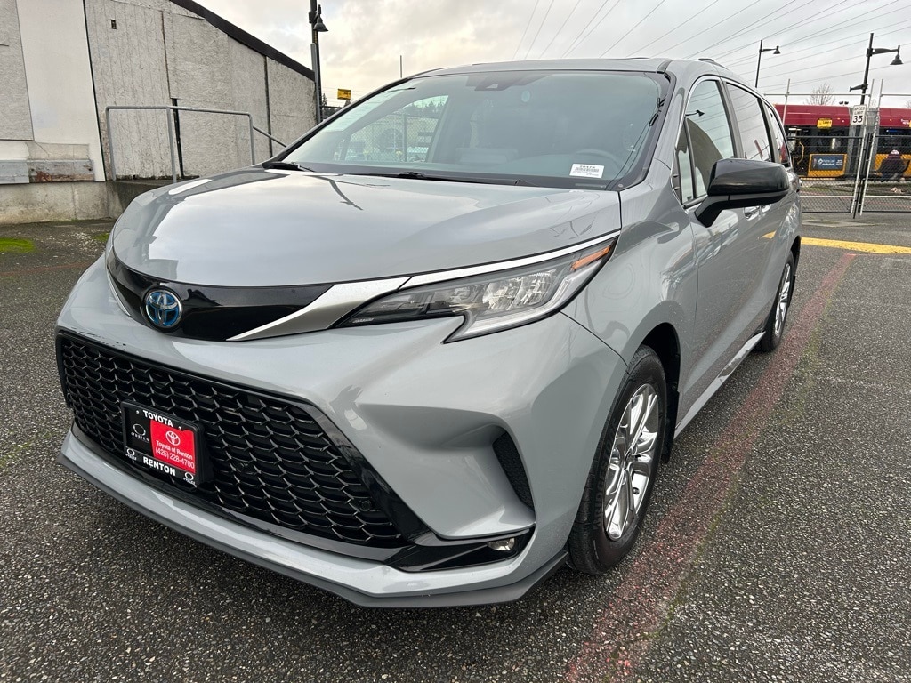 2023 Toyota Sienna XSE's photo