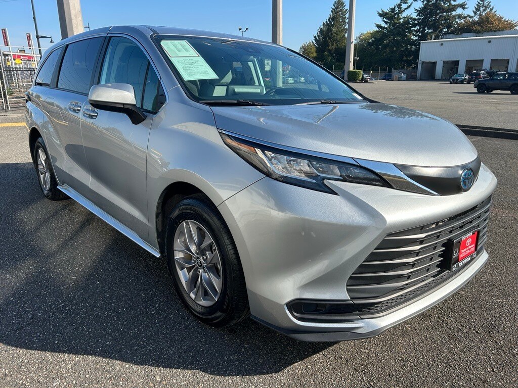 2023 Toyota Sienna LE photo 2