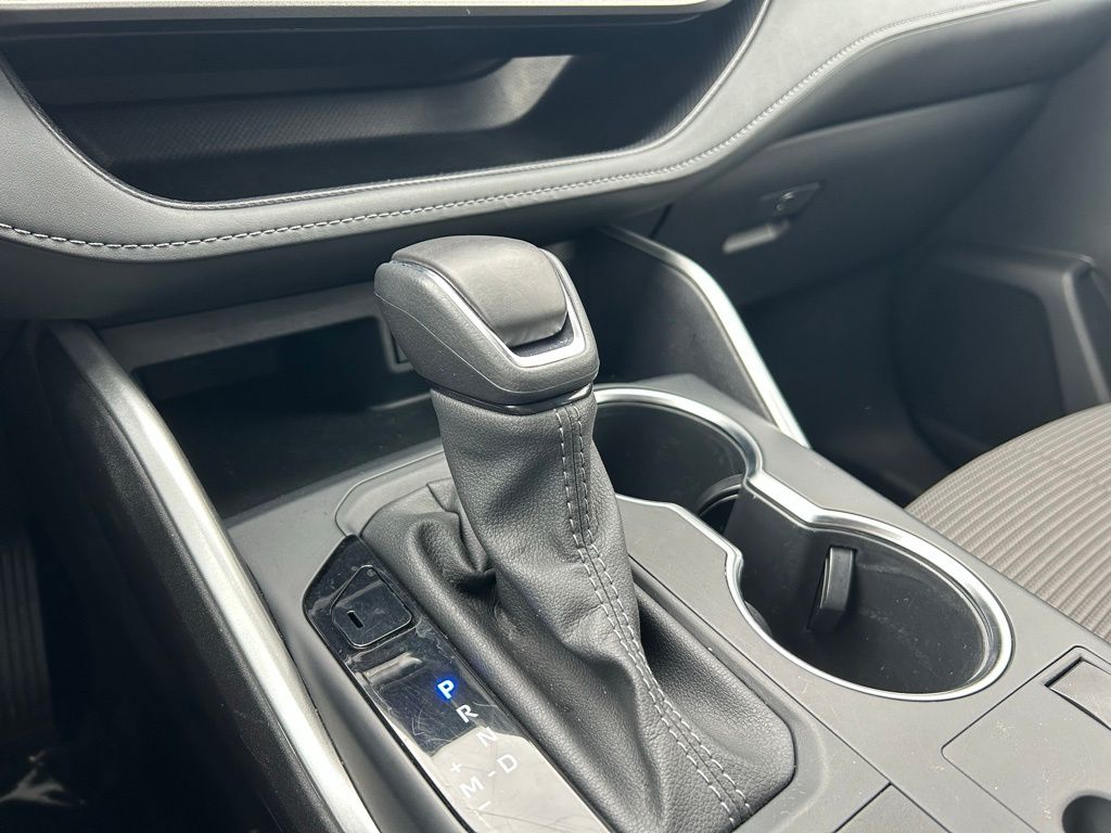 2025 Toyota Highlander LE - Photo 23
