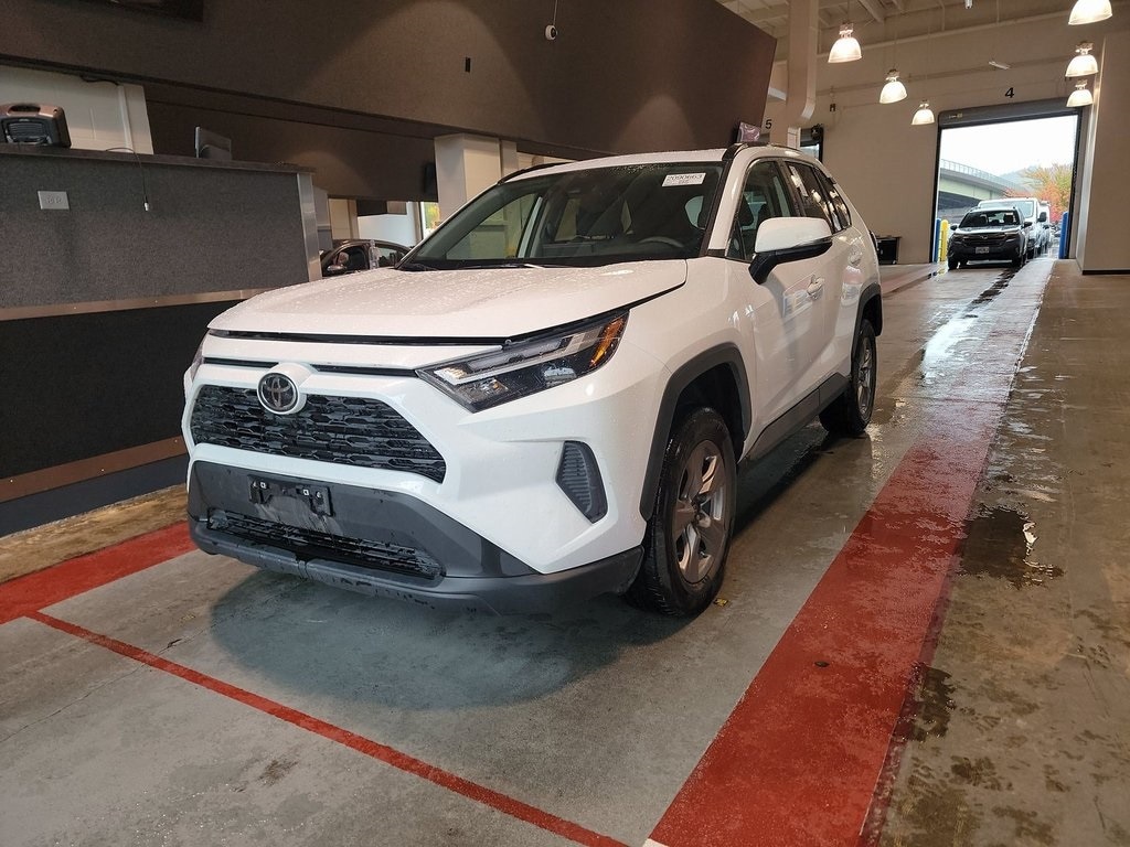 2025 Toyota RAV4 XLE's photo