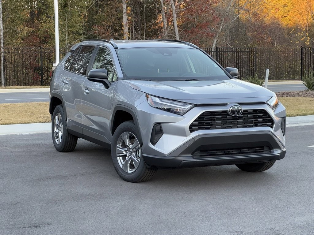 2025 Toyota RAV4 LE's photo