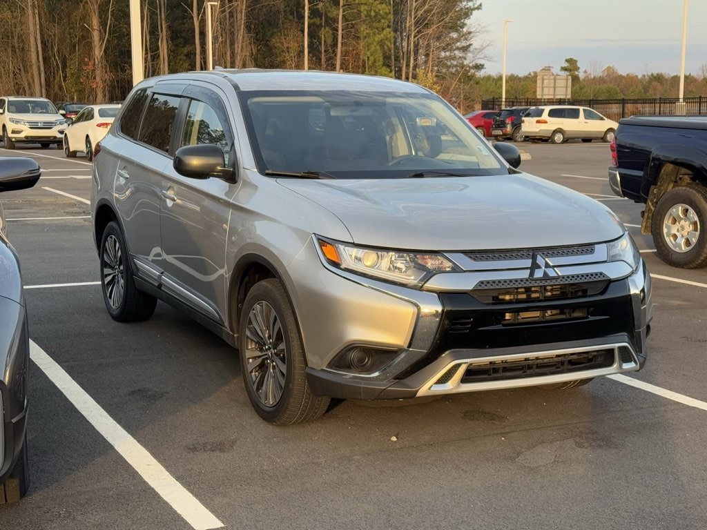 2020 Mitsubishi Outlander ES's photo