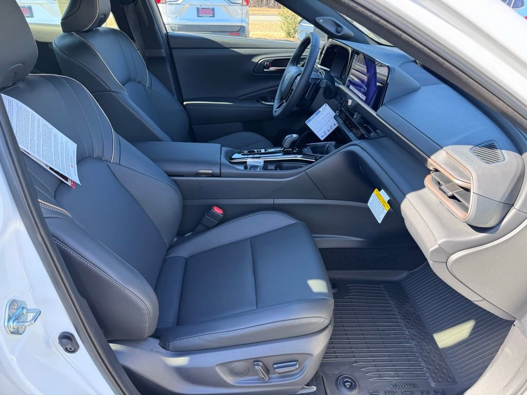 2025 Toyota Crown Signia Limited - Photo 32
