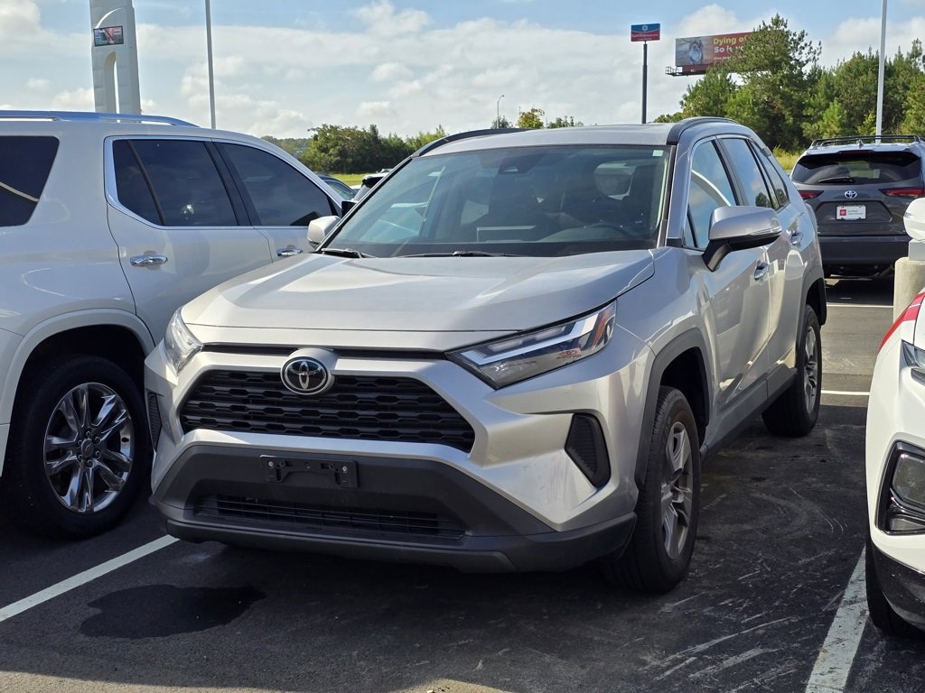 2022 Toyota RAV4 XLE photo 3
