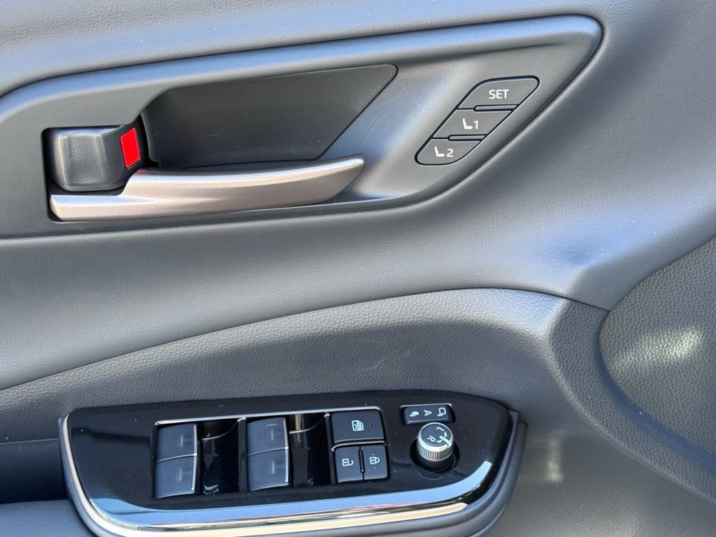 2025 Toyota Crown Signia Limited - Photo 29