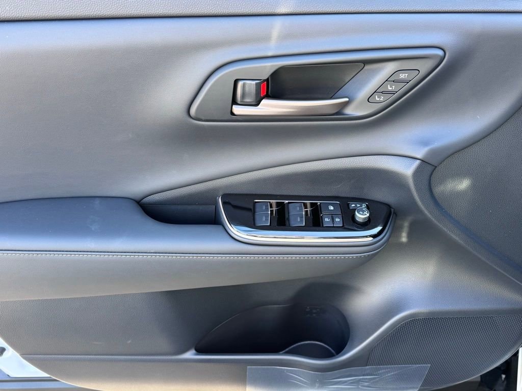 2025 Toyota Crown Signia Limited - Photo 28