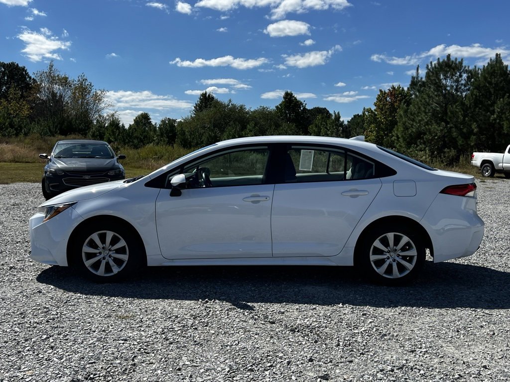 2025 Toyota Corolla LE photo 3
