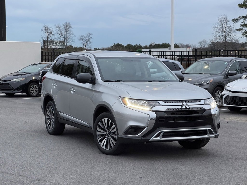 2020 Mitsubishi Outlander ES's photo