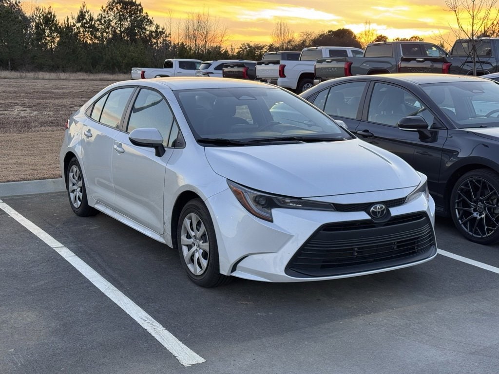 2025 Toyota Corolla LE's photo