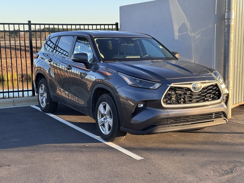 2023 Toyota Highlander LE's photo