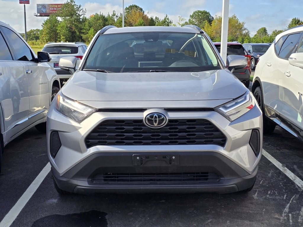 2022 Toyota RAV4 XLE photo 2