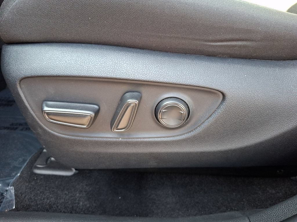 2025 Toyota RAV4 XLE - Photo 14
