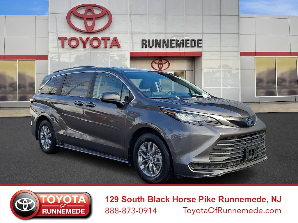 Used 2022 Toyota Sienna LE Mini-van, Passenger