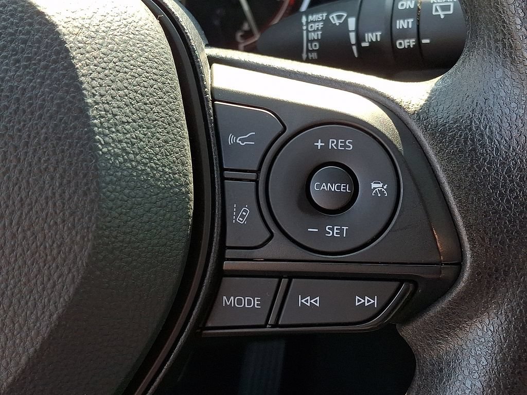 2025 Toyota RAV4 XLE - Photo 22
