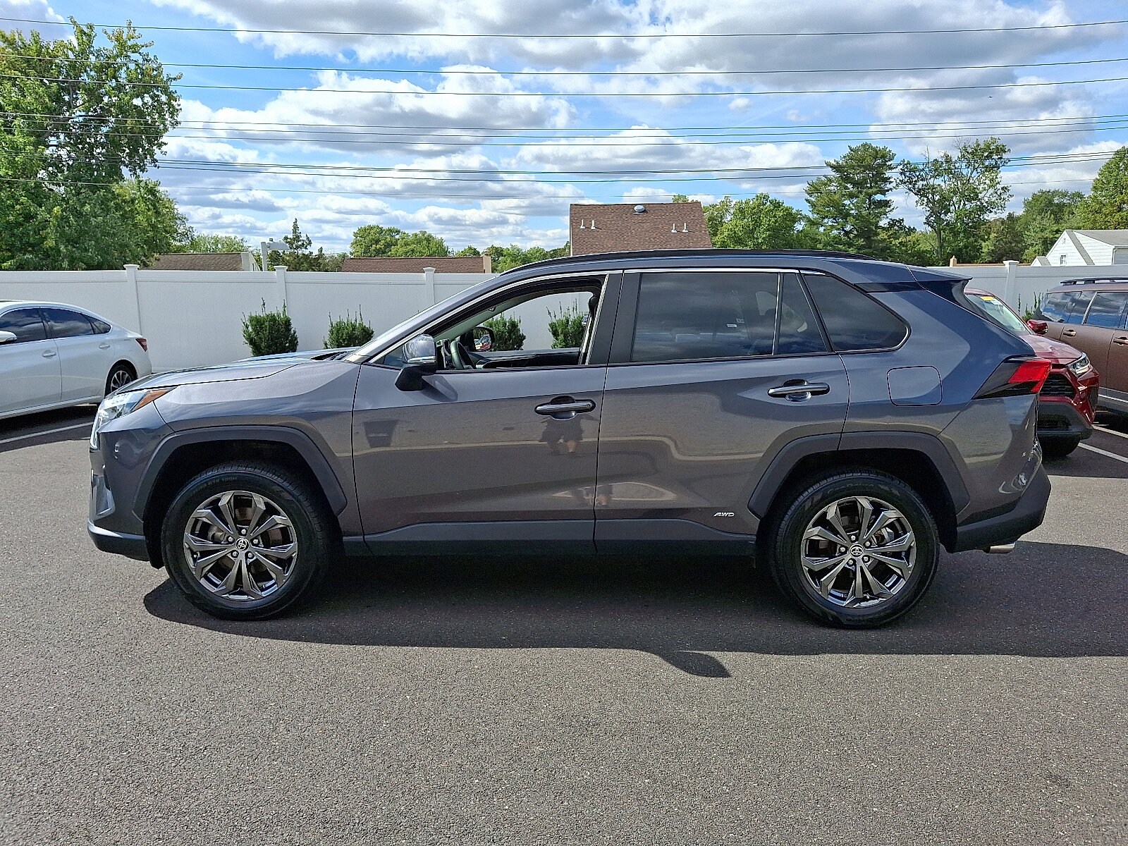 2023 Toyota RAV4 Hybrid XLE Premium photo 3
