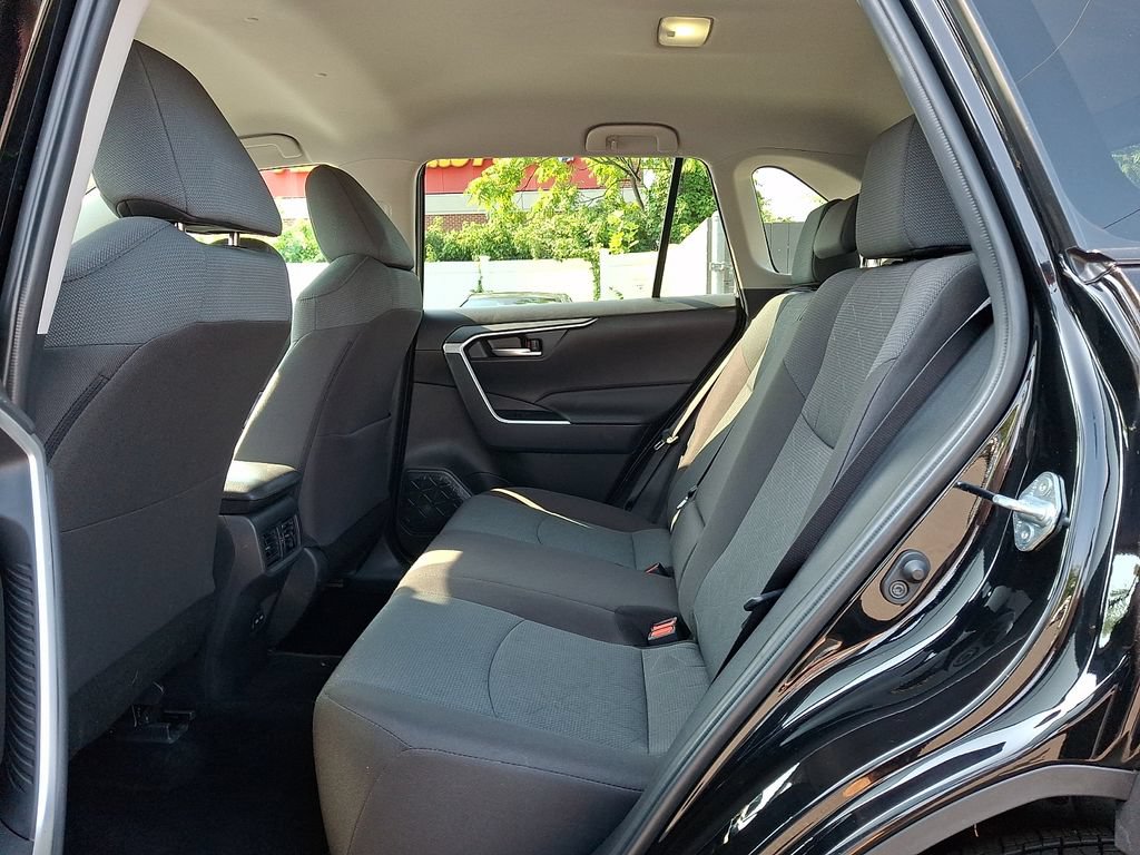 2025 Toyota RAV4 XLE - Photo 10