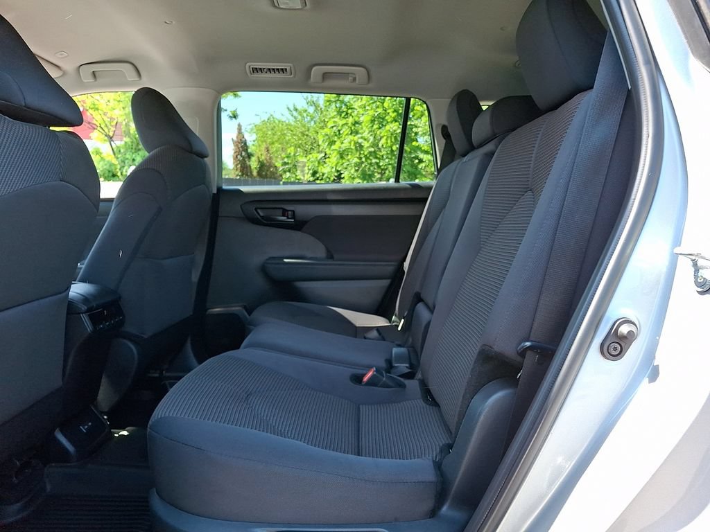2025 Toyota Highlander LE - Photo 10