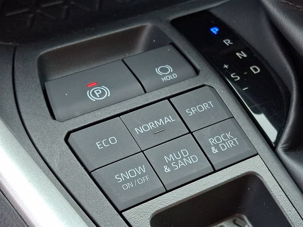 2025 Toyota RAV4 XLE - Photo 25