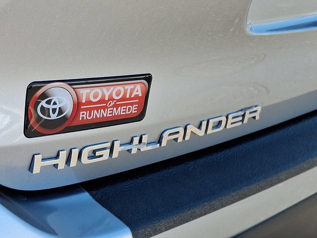 2025 Toyota Highlander LE - Photo 30