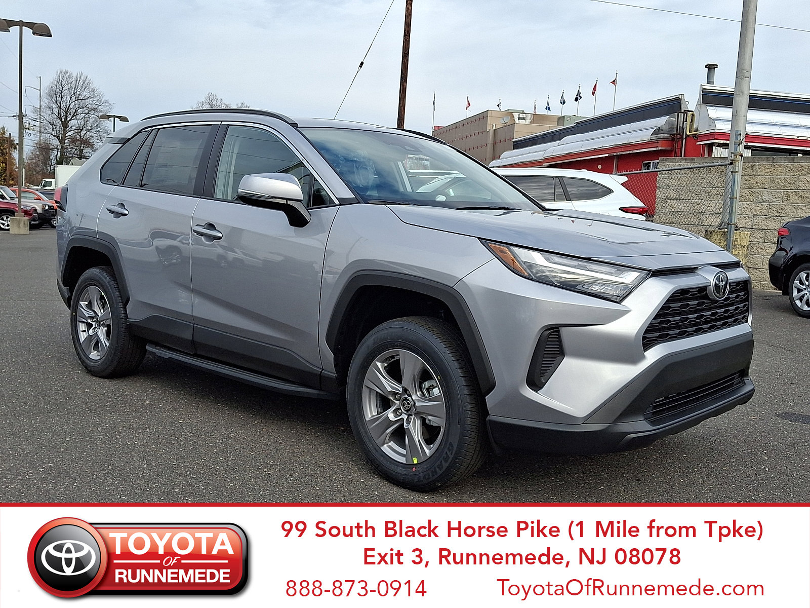 2025 Toyota RAV4 XLE's photo