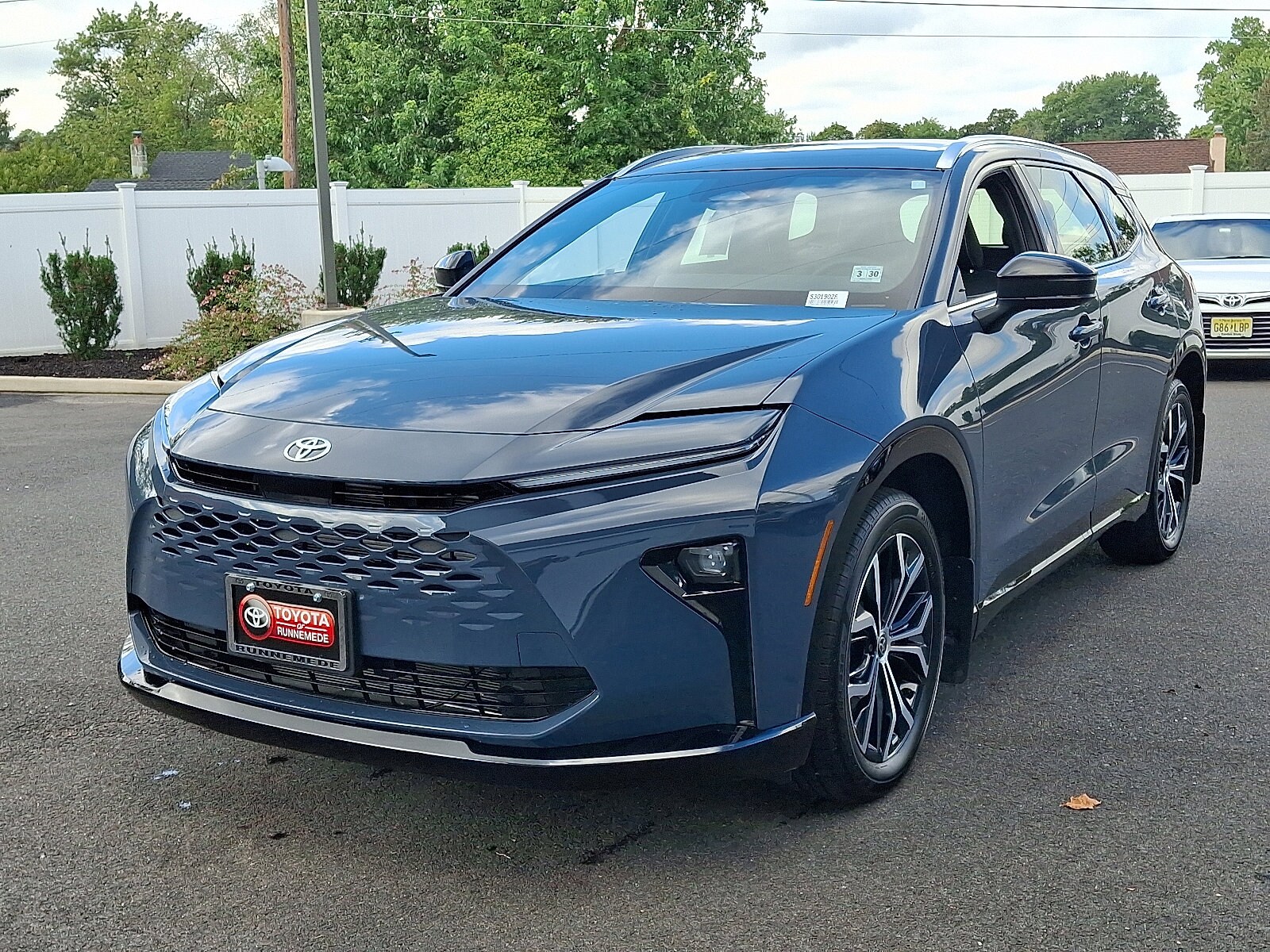 2025 Toyota Crown Signia XLE photo 3