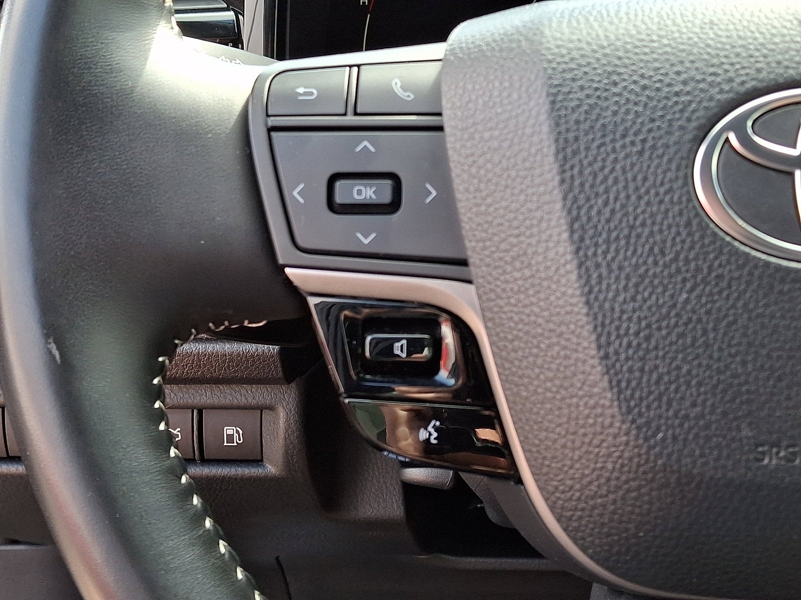 2025 Toyota Camry SE - Photo 23