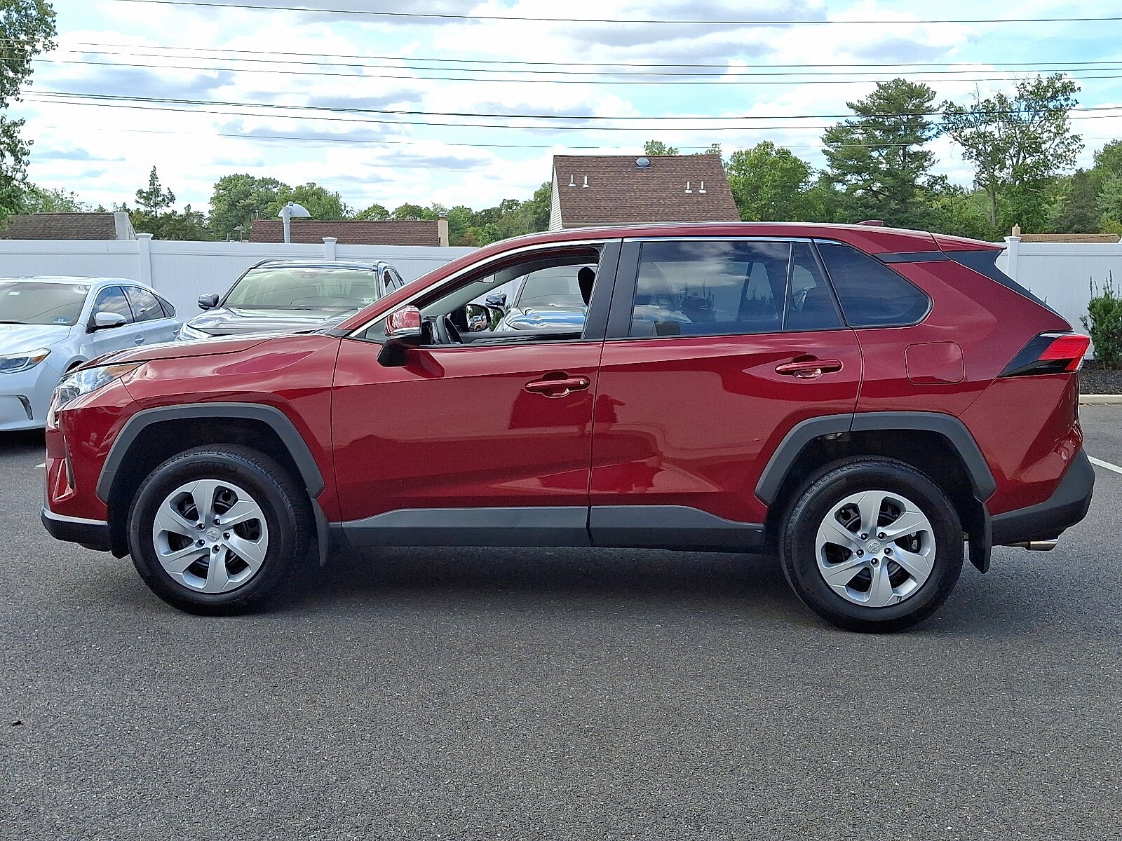 2022 Toyota RAV4 LE photo 2