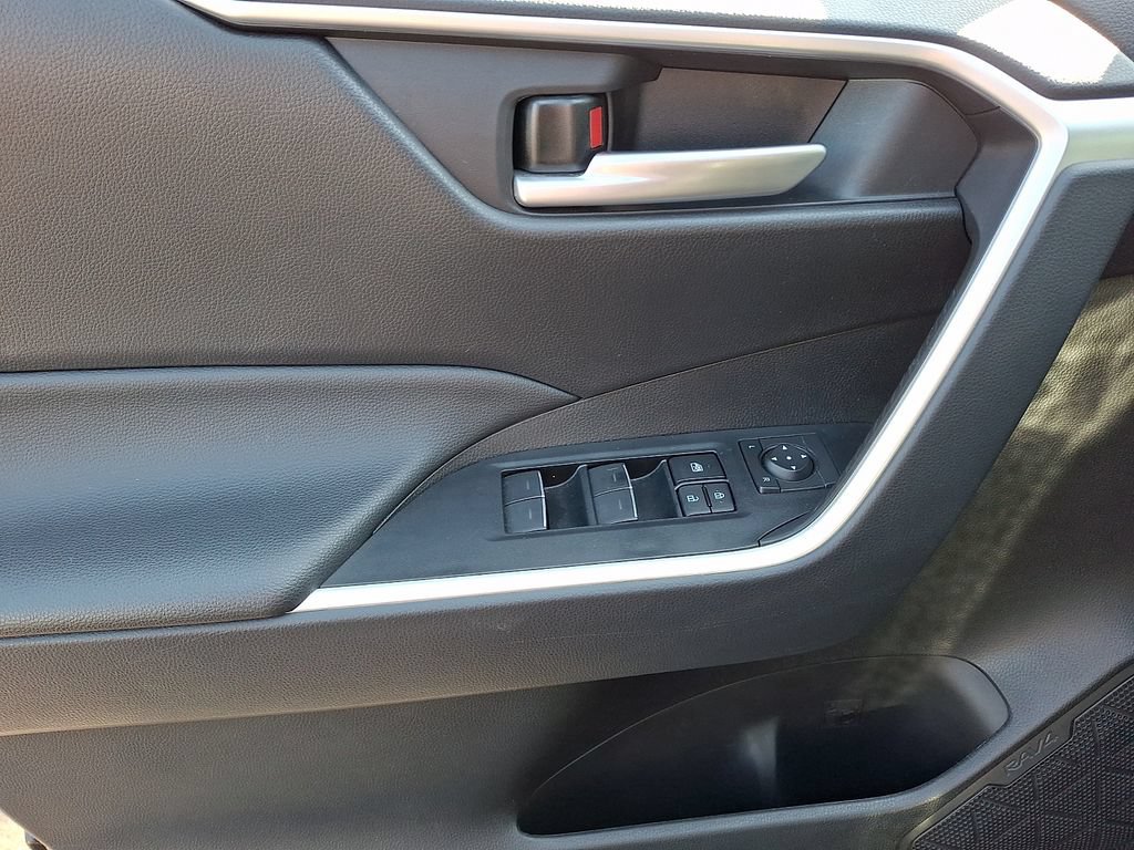 2025 Toyota RAV4 XLE - Photo 12
