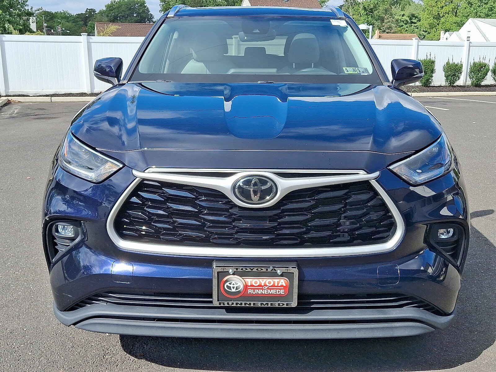 2021 Toyota Highlander XLE photo 2