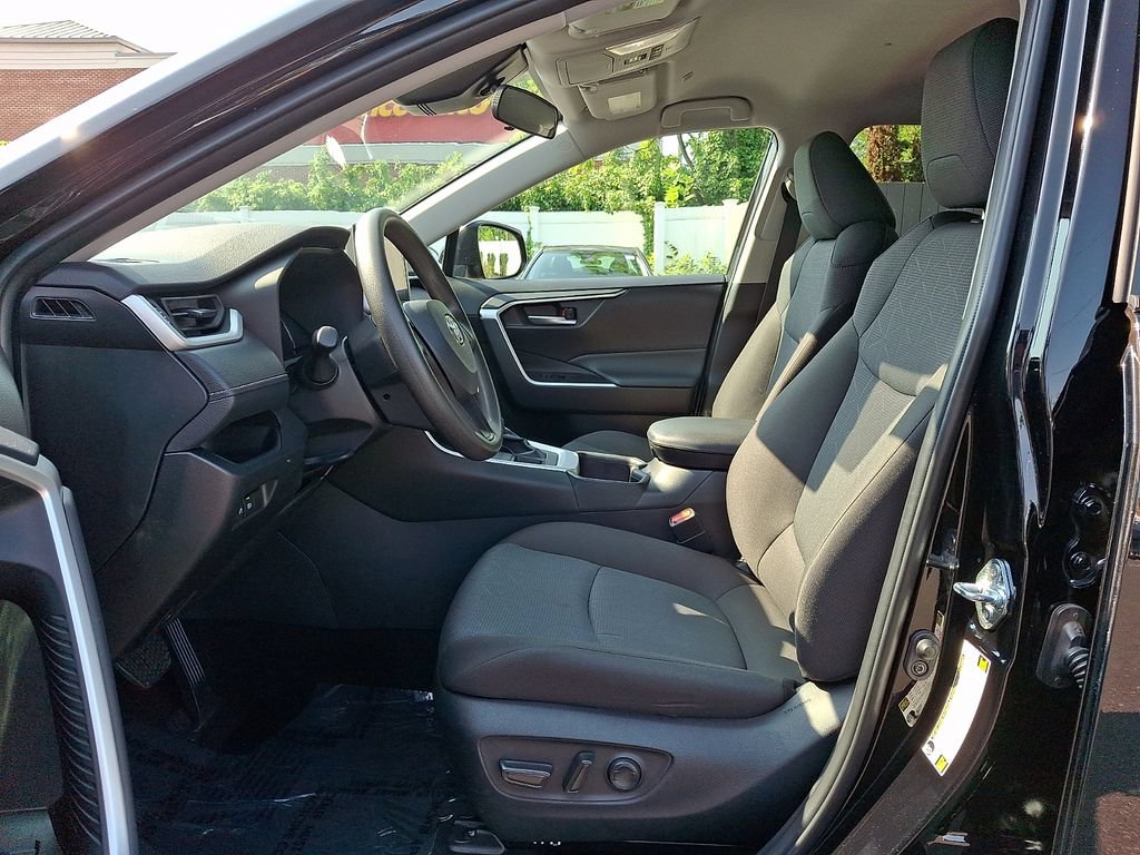 2025 Toyota RAV4 XLE - Photo 13