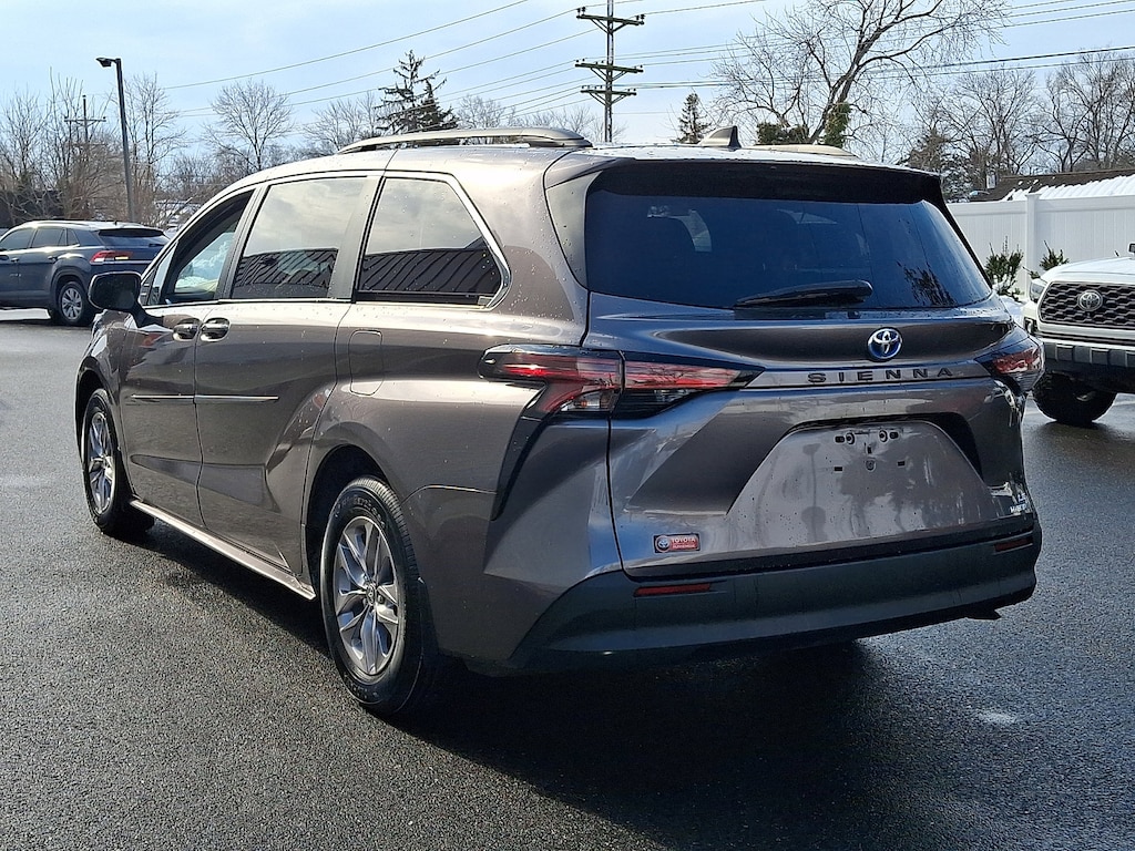 Used 2022 Toyota Sienna LE Mini-van, Passenger
