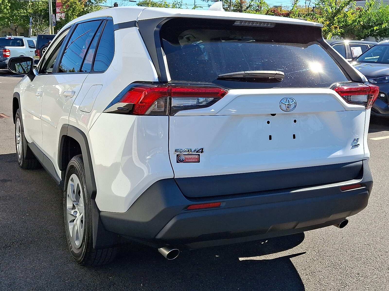 2023 Toyota RAV4 LE photo 3