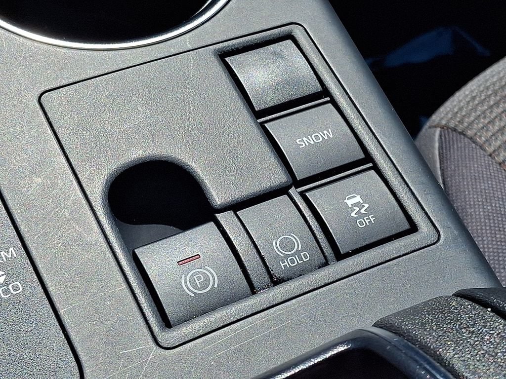 2025 Toyota Highlander LE - Photo 28