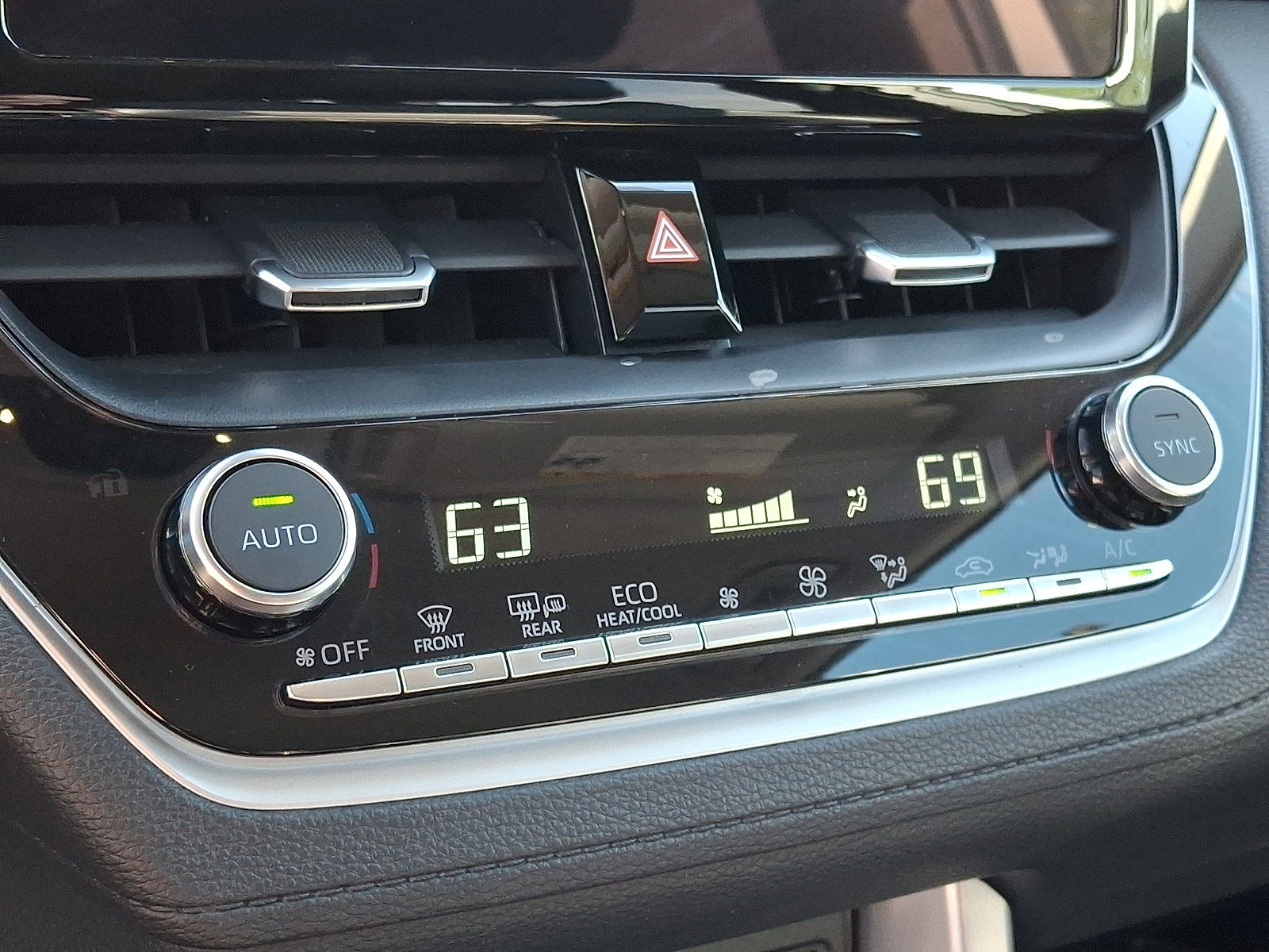 2024 Toyota Corolla Cross XLE - Photo 19