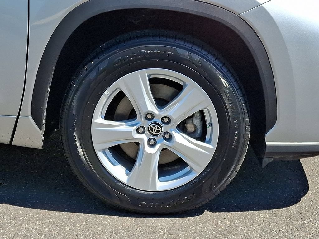 2025 Toyota Highlander LE - Photo 8